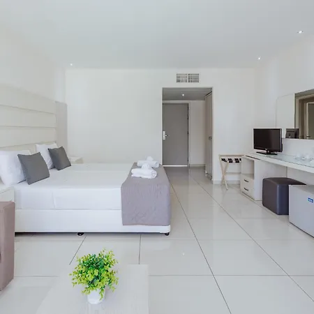 מלון Tasia Maris Oasis 3*