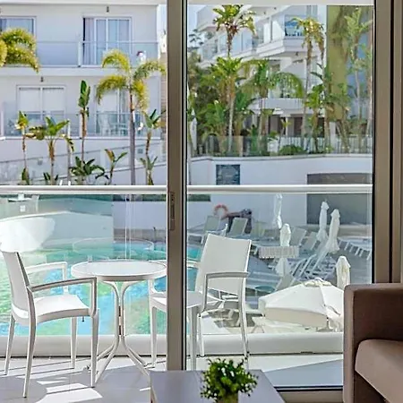 מלון Tasia Maris Oasis 3*