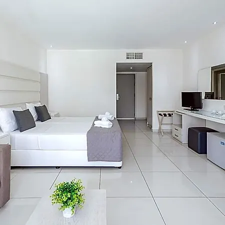Tasia Maris Oasis מלון