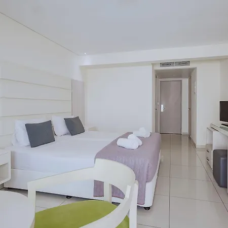 Tasia Maris Oasis מלון איה נאפה