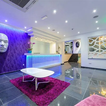 מלון Tasia Maris Oasis 3*