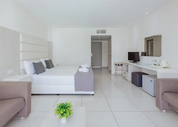 Hotell Tasia Maris Oasis 3*